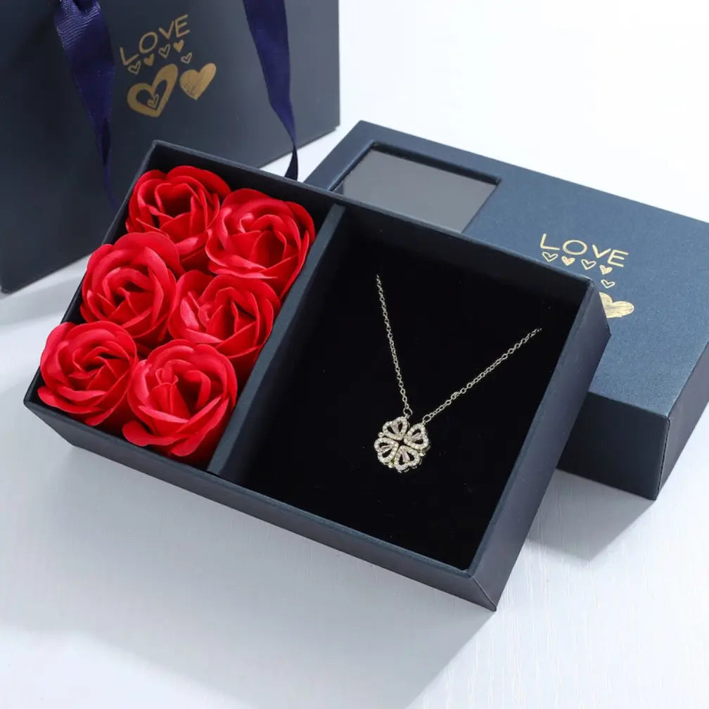 Clover heart necklace | Proof of love and good luck